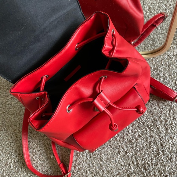 Red backpack - Picture 3 of 3